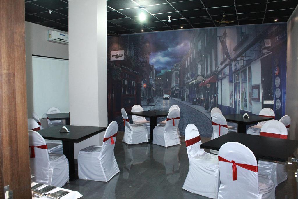 Hotel The Sky Court Aurangabad  Zewnętrze zdjęcie