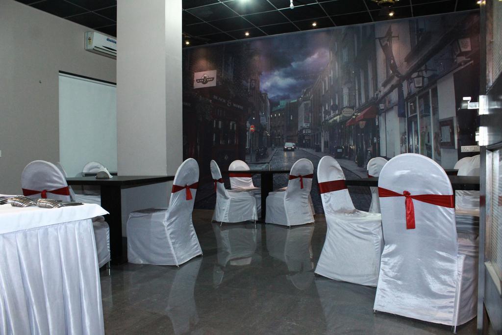 Hotel The Sky Court Aurangabad  Zewnętrze zdjęcie