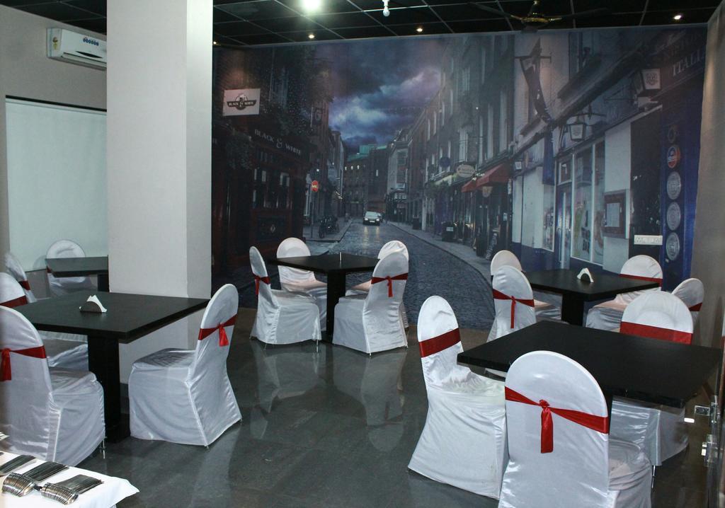 Hotel The Sky Court Aurangabad  Zewnętrze zdjęcie