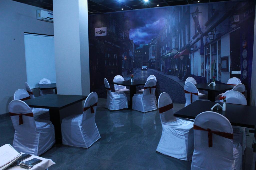 Hotel The Sky Court Aurangabad  Zewnętrze zdjęcie